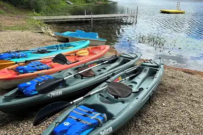 Image de Lakefront Year-Round Retreat with Kayaks & Dock in Concord, Nh, Cozy & Modern\"