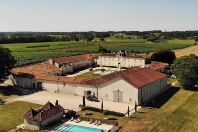Image de La Cannonerie : Gîte au cœur des vignobles de Cognac avec piscine.