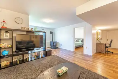 Image de Charming private basement apartment with kingsize bed in brilliant Halifax