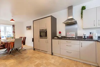 Image de Spacious 5-Bedroom Family Home with Modern Amenities