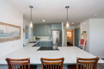 Image de Charming 3-bedroom, water view cottage, with Ac, WiFi & outdoor shower