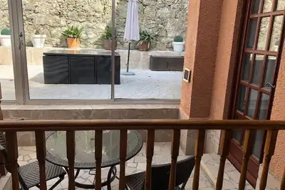 Image de Studio meublé refait a neuf avec vue superbe sur montagne depuis la terrasse
