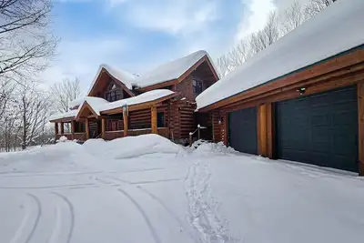 Image de Log Haven: Pool Access, Championship Golf & Torch Lake Getaway