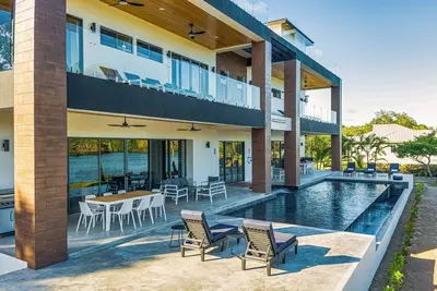 Image de Luxurious villa with infinity pool, rooftop deck, kayaks & lagoon views