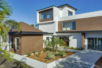 Image de Serene villa with infinity pool, waterfall & modern amenities