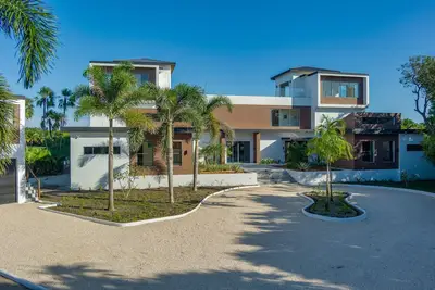 Image de Spacious retreat with private pool, rooftop deck, kayaks, and pet-friendly perks