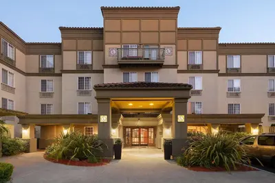 Image de 2 Welcoming Suites Near Roseville Golfland Sunsplash, Perfect for Families!
