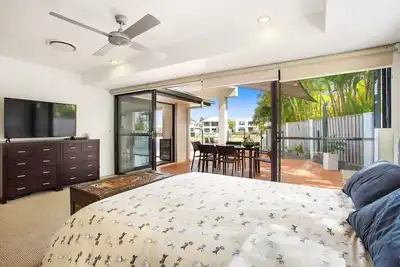 Image de Escape to your private oasis in a luxurious Broadbeach waterfront canal home.