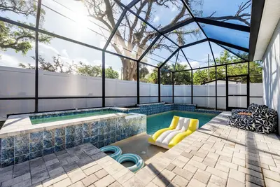 Image de Luxury Tampa Heights Pool Home Retreat w/ Hot Tub & Arcade Game Room