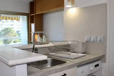 Image de Studio moderne rénové, 4 couchages, proche plage