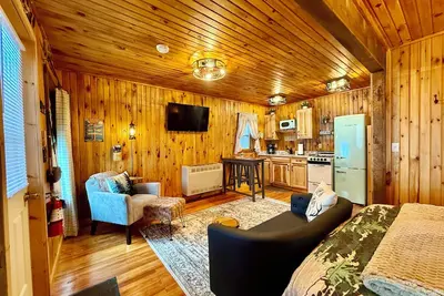 Image de Village Cottages East: Town & Trails Cottage for 2 with private Hot Tub!