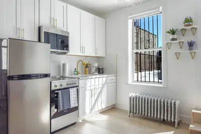 Image de Modern 6 Bedroom, Private Patios-2 Min to train-sleeps 12