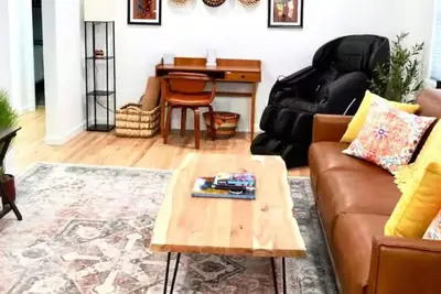 Image de Newly Renovated Retreat. U of Denver. Walking Path