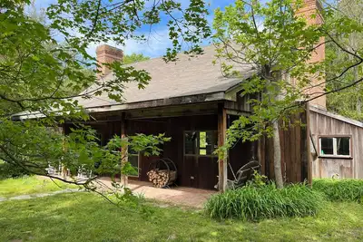 Image de Outrange at Blue Heron Farm. Pet friendly cabin at waterfront farm!