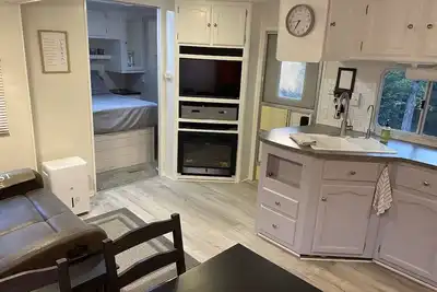 Image de Private 2-bedroom camper at lakefront resort with wifi, pool, beach, mini golf