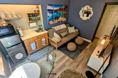 Image de Charming 1-bedroom apartment in central Truckee. Near skiing, lakes, downtown!