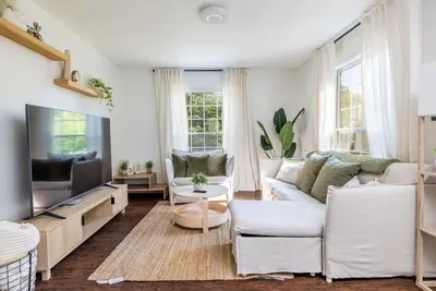 Image de Cozy Duplex w/ King Bed + 2 Full