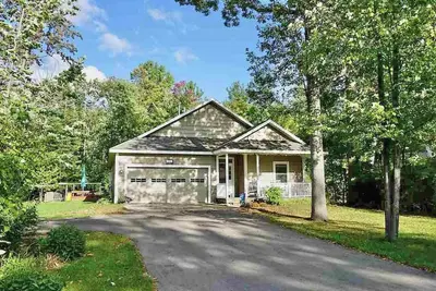 Image de Up North Front Porch\nEnjoy Views of the Bay with the Lovely Woods Around You