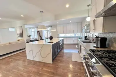 Image de 3600 sq ft Home with 1 King, 3 Queens, 2 full beds in a safe, quiet neighborhood