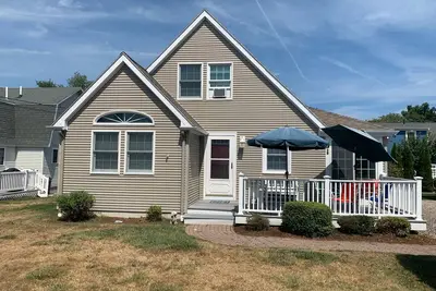 Image de Charming and Cozy 4-bedroom summer retreat within stroll to downtown York Beach