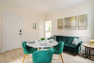 Image de 6-Guest Jersey City Haven: Location-Comfort-Vibes!