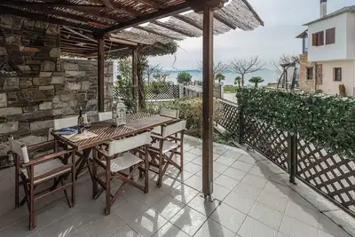 Iloi’s Villa in peaceful Village w. Private Beach