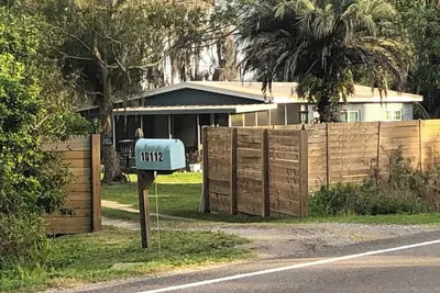 Image de Charming 2-bedroom bungalow on a Private Lake. Great fishing & close to Disney!