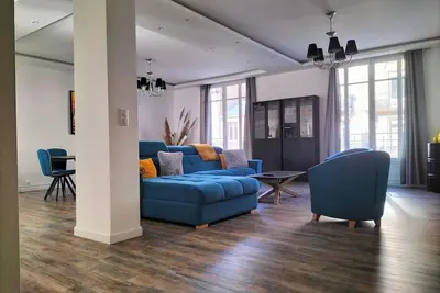 Image de Magnifique Appartement en Centre-Ville avec Terrasse, Spa, Terrain de boules!