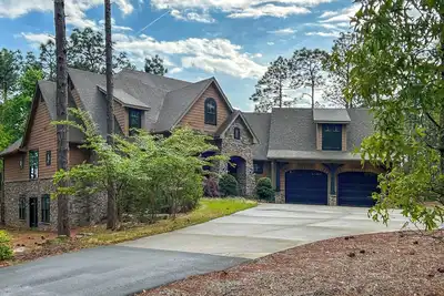 Image de Fire Pit + Patio: Spacious Southern Pines Retreat