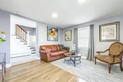 Image de 1/2 Mi to Dtwn & Harbor Park: Home w/ Large Yard!