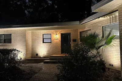 Image de 4 blocks from Ben Hill Griffin Stadium & the O’Connell Center in this 4-2. 5 bath