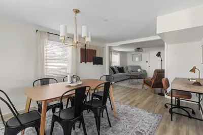 Image de Lower Level 2-bedroom house- 8min to Lu/4min to Ul