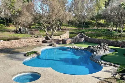 Image de The Grand Waterside Estate: Easy Drive to Yosemite