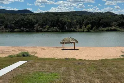 Image de Open modern concept home with large backyard on Lake Lbj with Private Casita!