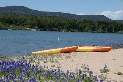 Image de Great lake house with best private beach. Kayaks & beach Gazebo. Kids friendly!