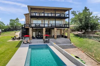 Image de Sweet Life Lake Lbj Grand Getaway: Private Beach, Pool & Entertainment Oasis for 16!