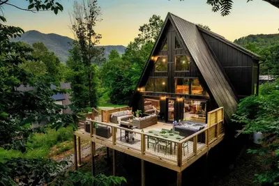 Image de Cozy, Modern Cabin/Bbq/Pool/Hot Tub/Game Room/Fun!