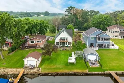 Image de Beautiful home on Lake Butte des Morts for the 2025 Nfl Draft or Eaa Convention
