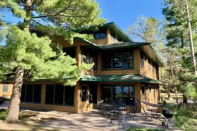 Image de Lakefront Escape with Rustic Charm & Modern Comfort - Bear Cottage
