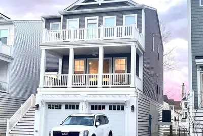 Image de Updated! Large Brand New Bethany Beach Home with Hot Tub