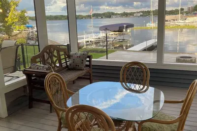 Image de New 4-bedroom house on Lake Wawasee with a stunning, screened in porch!
