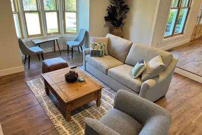 Image de Spacious 5-bedroom farmhouse in lovely Omena, Mi with Ac, WiFi & lake views
