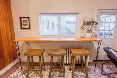 Image de Downtown Studio apartment with queen sized bunk beds.