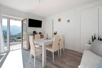 Image de Appartement 'Tatiana Flower' avec vue montagne, piscine partagée et Wi-Fi