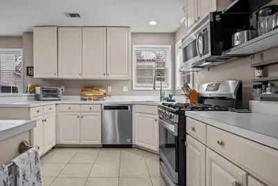 Image de 4bd Creekside Getaway - 2kg Beds, Sunporch, Firepit & Furnished Comfort!