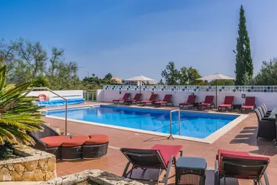 Image de Unwind in Lagos—private villa with pool, terrace, and modern comforts.