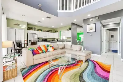 Image de Spacious 7-bedroom villa with Resort-style near Disney World