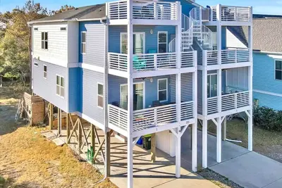 Image de Brand New! Big Discounts. Steps from the Beach!