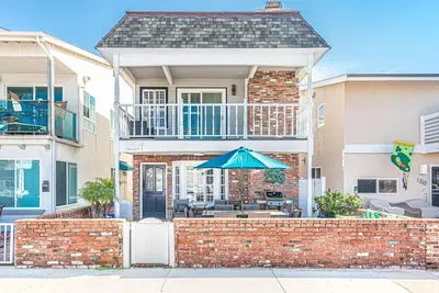 Image de Roomy Vacation Home Steps from the Beach | Large Patio w/ Firepit and Ocean Views | Walk to it All!