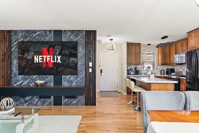 Image de Stylish & Spacious Retreat - with a High tech Movie Theater near Dt Minneapolis